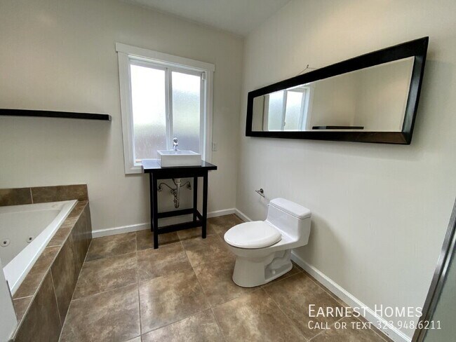 Building Photo - 2577 S Bundy Dr