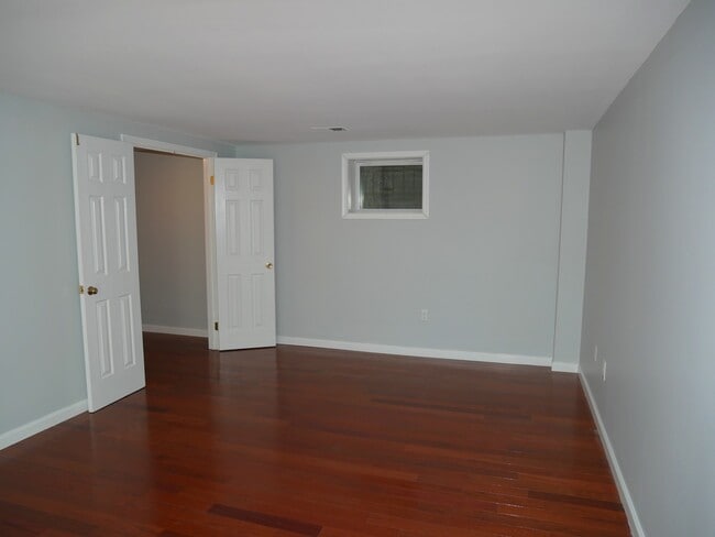 Building Photo - 4 Bedroom 3.5 Bath Corner Unit Townhouse o...