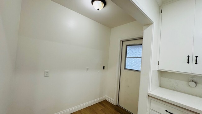 Building Photo - 613 E El Morado Ct