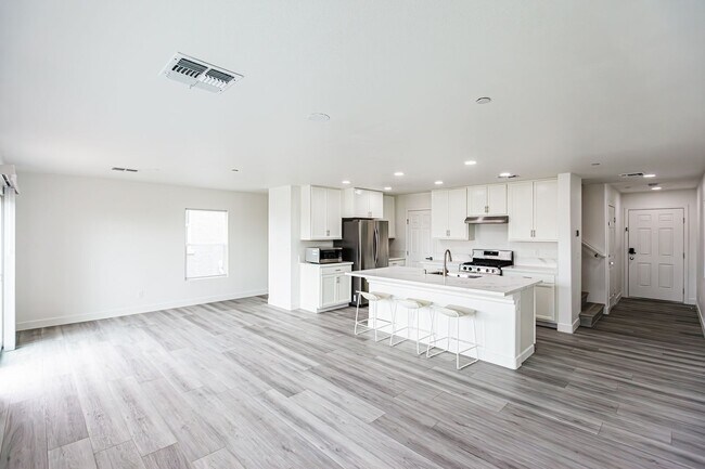 Building Photo - Beautiful 2-story home in a gated community