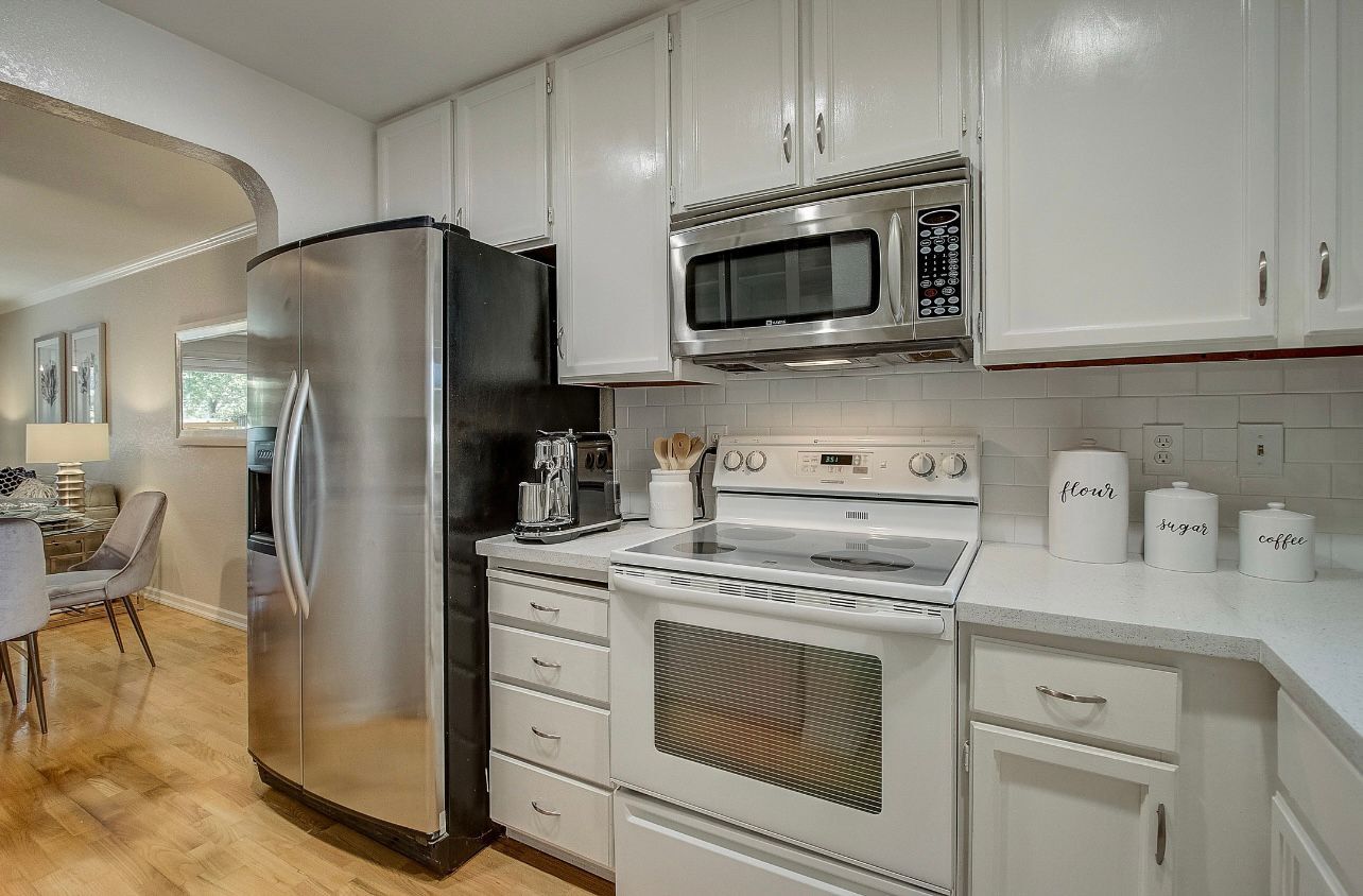 Building Photo - 1303 Victoria Ter