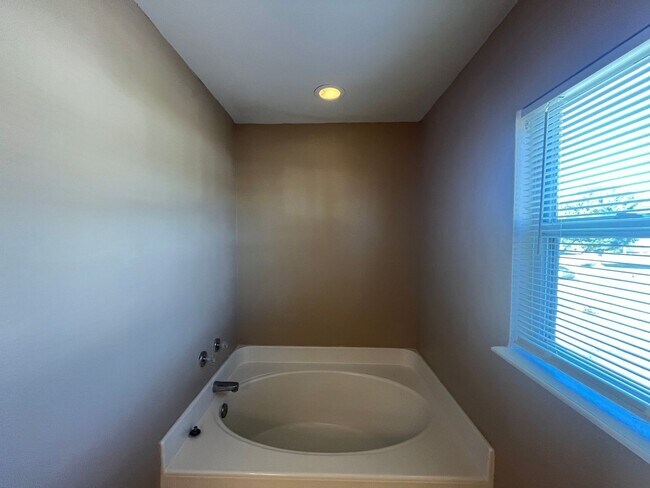 Building Photo - 204 Canterbury Ct