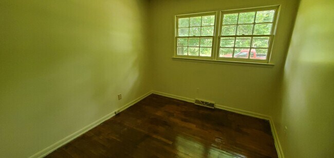 Building Photo - 3 Bedroom 1 Bathroom House