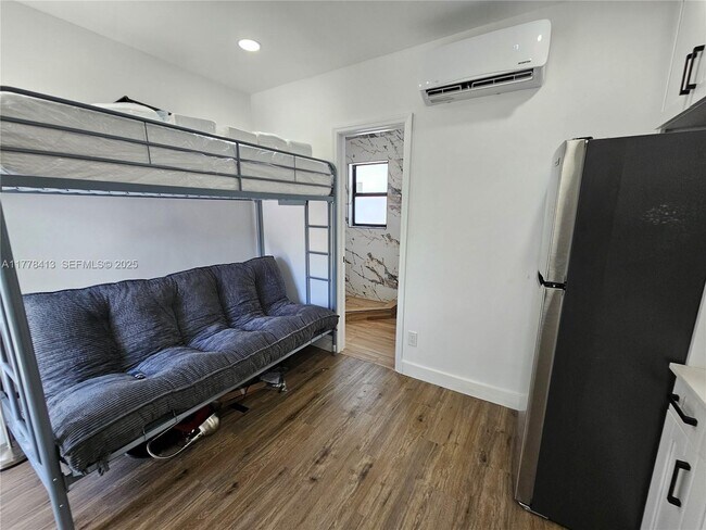 Building Photo - 1946 Pierce St