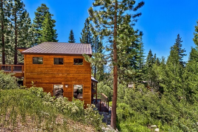 Building Photo - Gorgeous Lakeview! Pet Friendly w a Garage & AC!