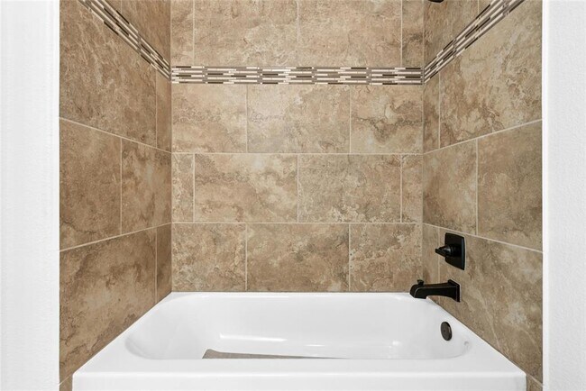 Building Photo - 404 Highland Village Dr