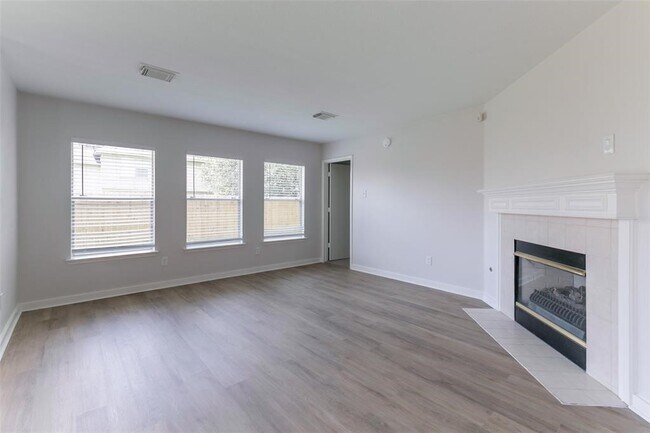 Building Photo - 16711 Hollow Ridge Dr