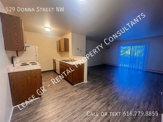 Building Photo - Spacious Two Bedroom Upper Apartment with ...