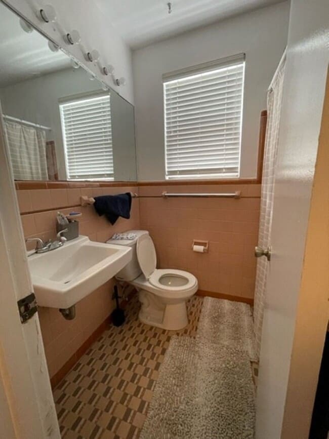 Building Photo - R1016 University Heights