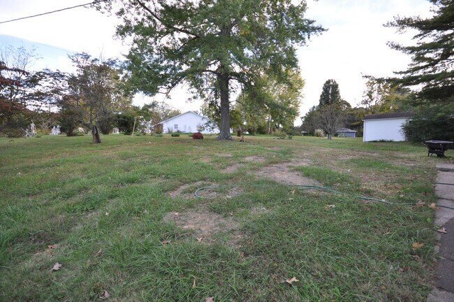 Building Photo - House in Benton City Limits