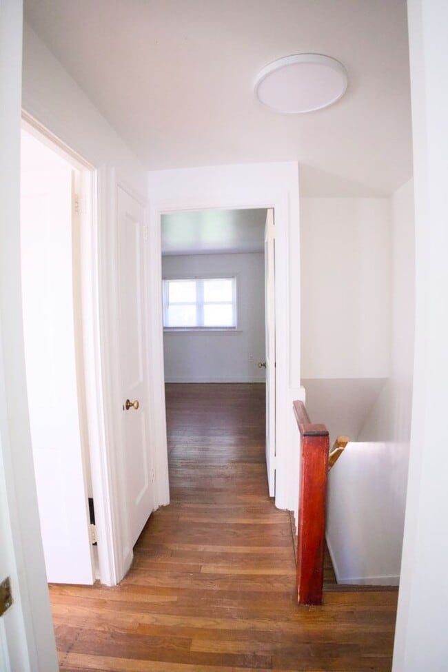 Building Photo - Cute & Cozy Interior Rowhome