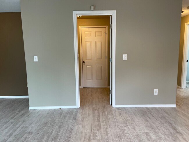 Building Photo - HALF MONTH FREE OF RENT Spacious 5 Bedroom Home! Granite Counters! Pet friendly! Tons of Room for...