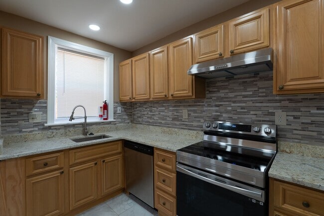 Building Photo - Newly rehabbed 3 bedroom