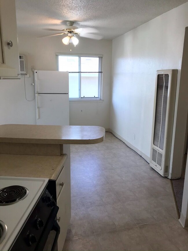 Building Photo - Convenient 2x1 with Parking- dog friendly!