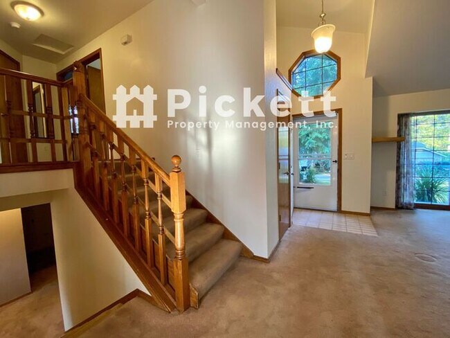 Building Photo - Lovely 3 Bed Island Lake Tri-level