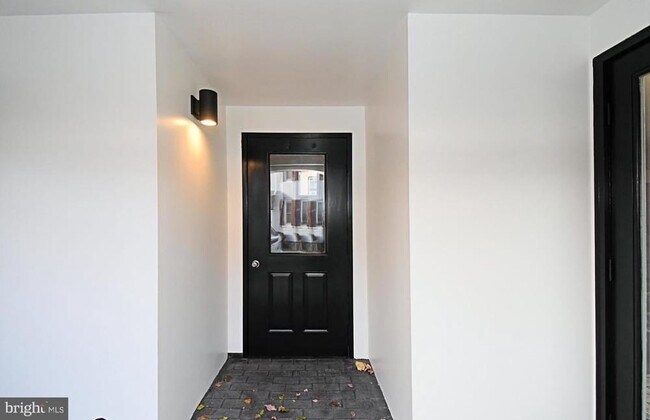 Building Photo - 601 W Market St