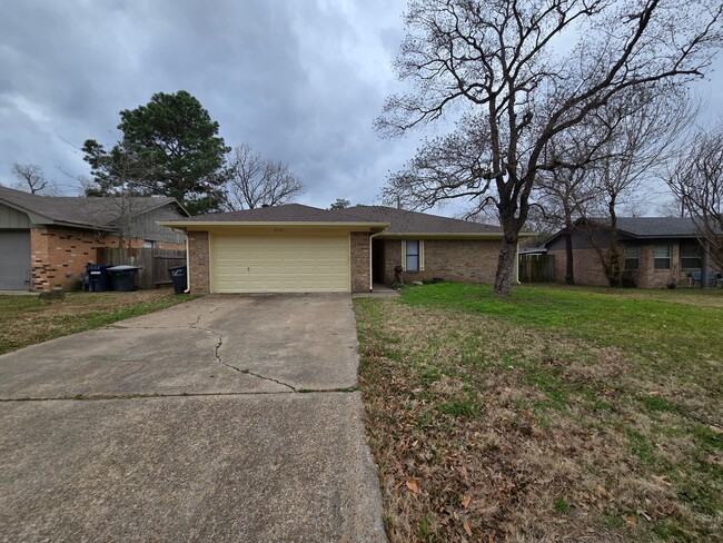 Building Photo - 3 bedroom 2 bathroom Southwood Valley Home