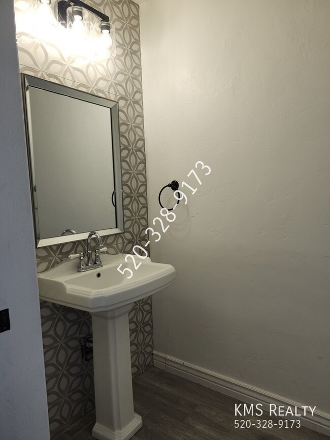 Building Photo - 500 E Eden Pl