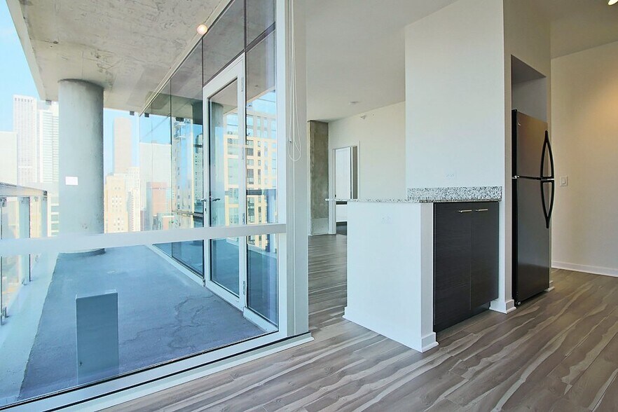 Building Photo - 813 N La Salle Dr