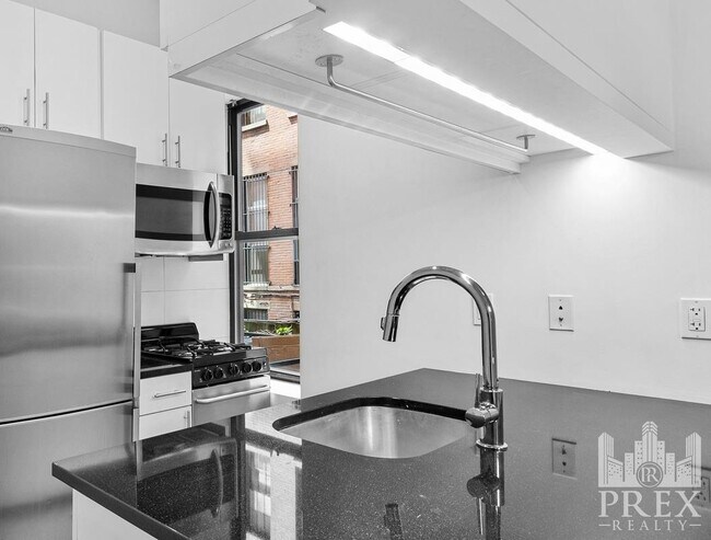 Building Photo - 227 Waverly Place