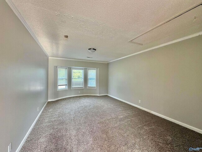 Building Photo - 2110 Fernbrook Dr NE
