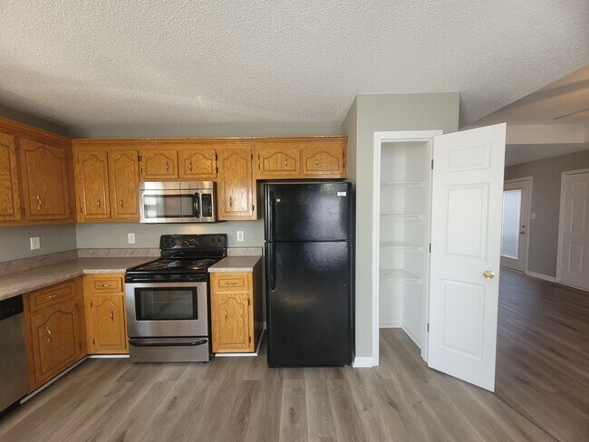 Building Photo - $1550 - 3 Beds 2 Bath Charming Ranch Home