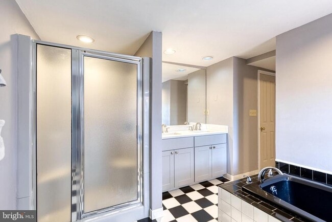 Building Photo - 447 Gittings St