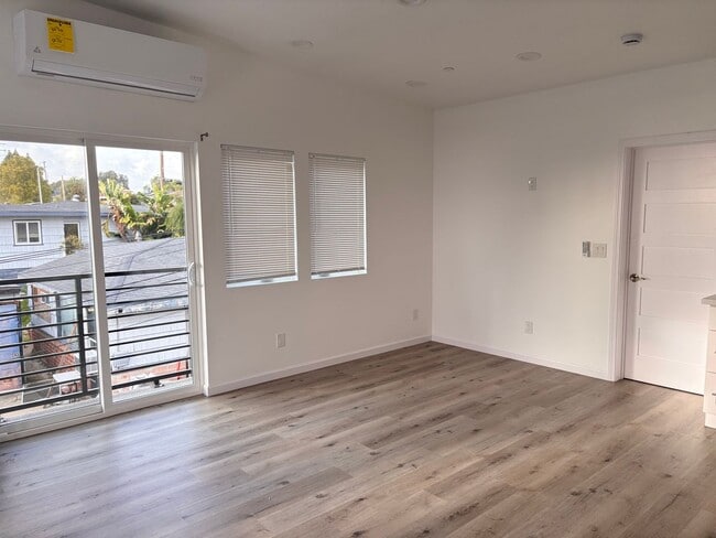 Building Photo - 3 bedrooms 3 baths home in San Diego. WATE...
