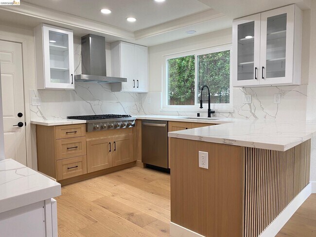 Building Photo - 11 Paddock Ct