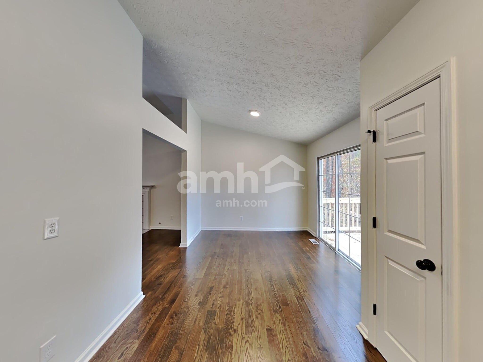 Building Photo - 6028 Woodcreek Dr