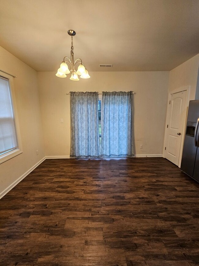 Building Photo - Townhome Close to the Beach!