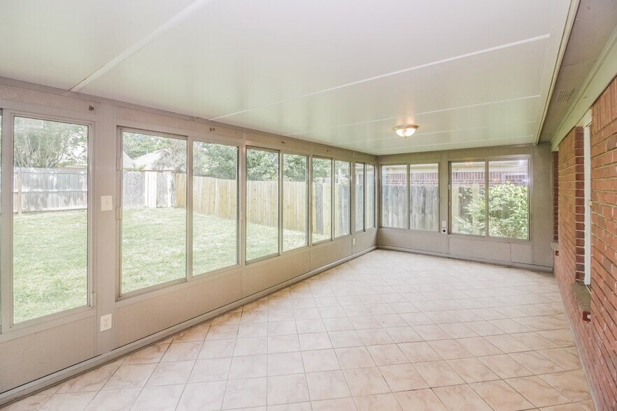 Building Photo - 2784 Fletcher View Dr