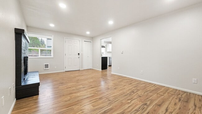 Building Photo - Updated 2-Bed Home Near Parks, Transit, and Light Rail