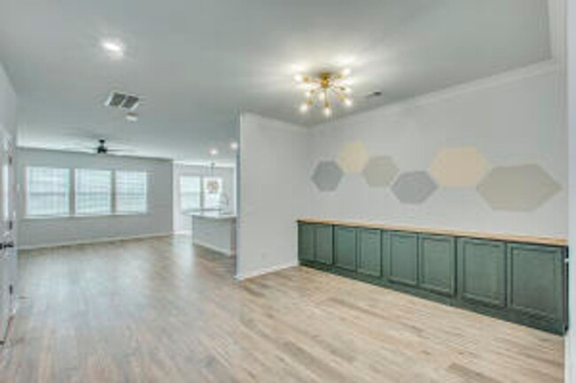 Building Photo - Tanner Plantation 3 story 6 Bedroom and 4....