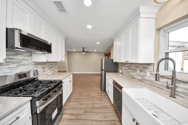 Building Photo - 1103 Pine St