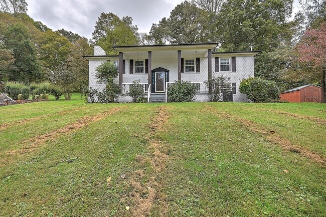 Building Photo - Beautiful split foyer home in Colonial Hei...