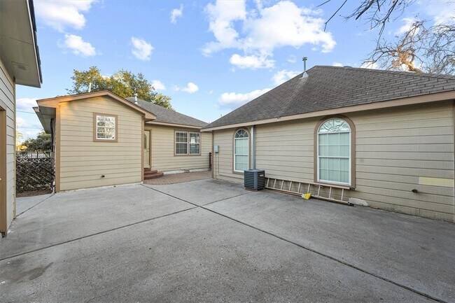 Building Photo - 1615 Airline Dr