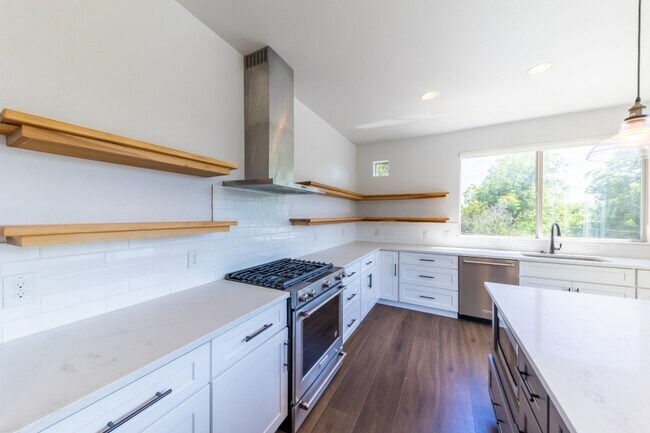 Building Photo - 2014 E 9th St