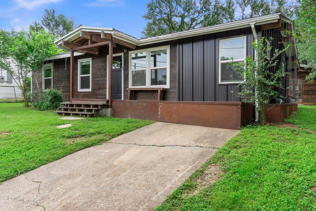 Building Photo - 4305 Leslie Ave