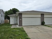 Building Photo - 748 W Belmont Ave