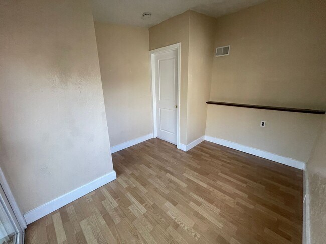 Building Photo - Charming 3 Bed 2 Bath in Downtown Denver.