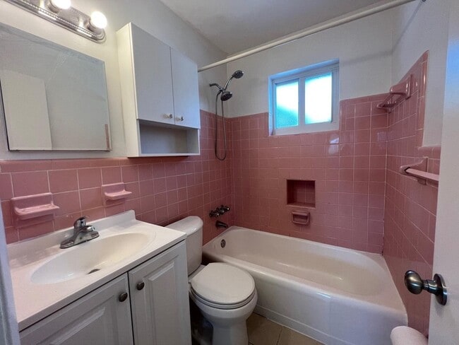 Building Photo - 4331 NE 5th Ave