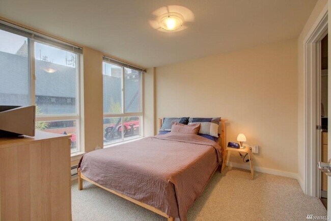 Building Photo - Spacious 2 Bedroom Condo at the Tobira!