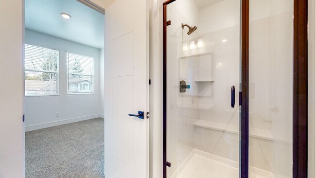 Building Photo - 1 bedroom Granny unit! (Above Garage) with...