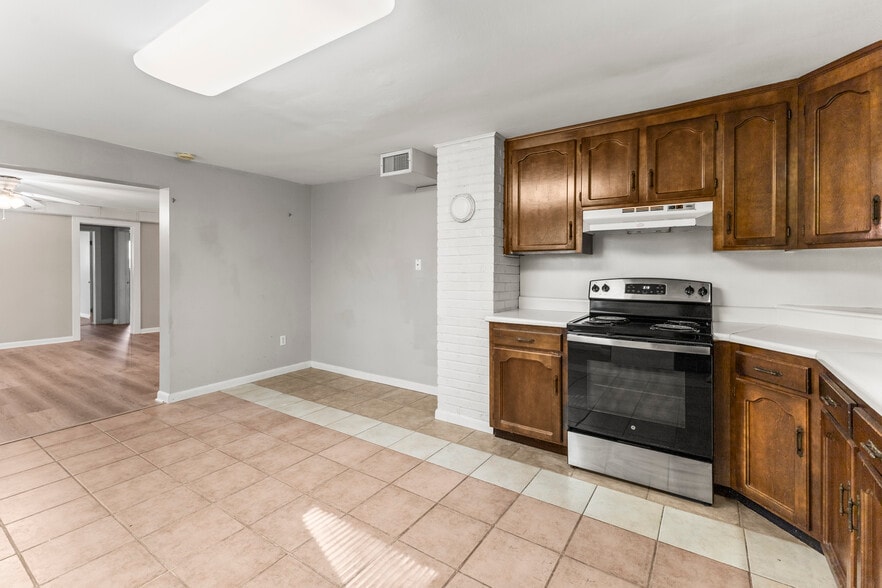 Building Photo - 5013 Eastview Terrace