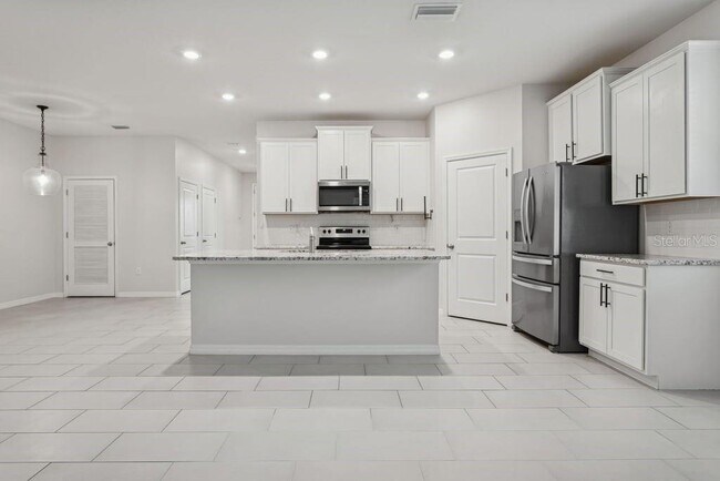 Building Photo - 32959 Sand Creek Dr