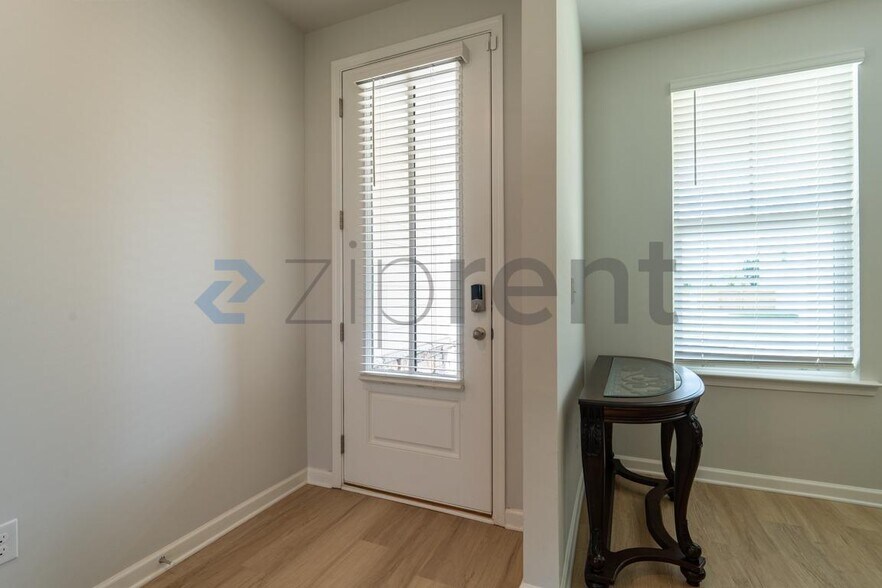 Building Photo - Unit