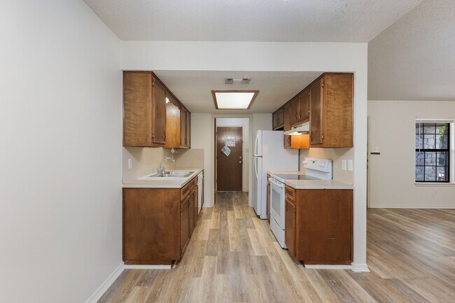 Building Photo - Spacious 2/1 Duplex in Central Taylor, Tx