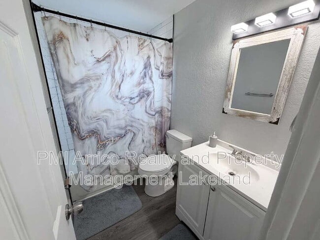 Building Photo - 1717 Bush Ave