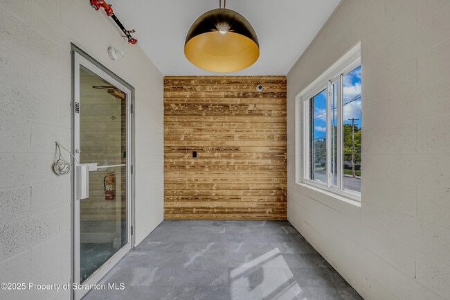 Building Photo - 215 Hickory St